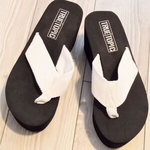 (31-4503) Women's True Topic Sandals Sz 7.5